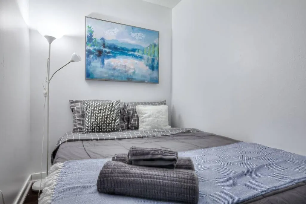 Trendy Downtown Getaway By The Water Apartment Toronto Canada